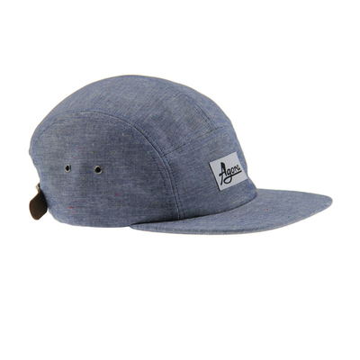Chapéu de campo de denim com cinco painéis com etiqueta tecida na frente e faixa de couro