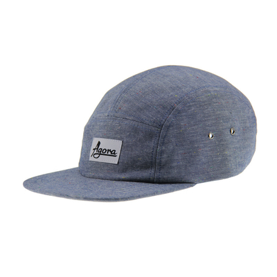 Chapéu de campo de denim com cinco painéis com etiqueta tecida na frente e faixa de couro