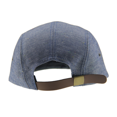 Chapéu de campo de denim com cinco painéis com etiqueta tecida na frente e faixa de couro