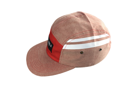 Capuz de campo de 5 painéis com visor de PU plano e logotipo de etiqueta tecido