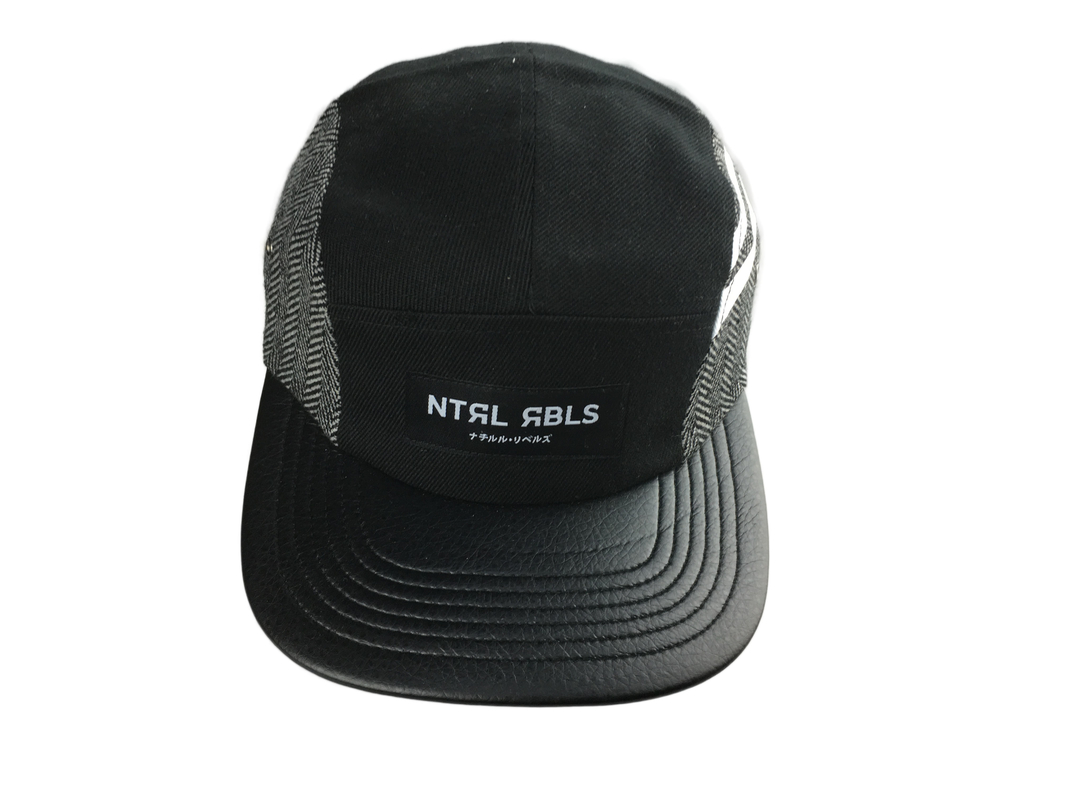 Capuz de campo de 5 painéis com visor de PU plano e logotipo de etiqueta tecido